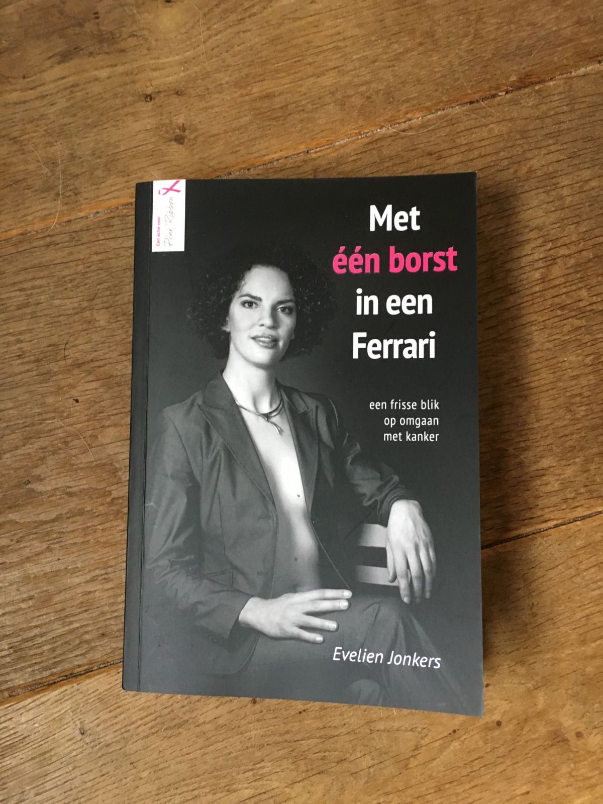 Met een borst in een Ferrari