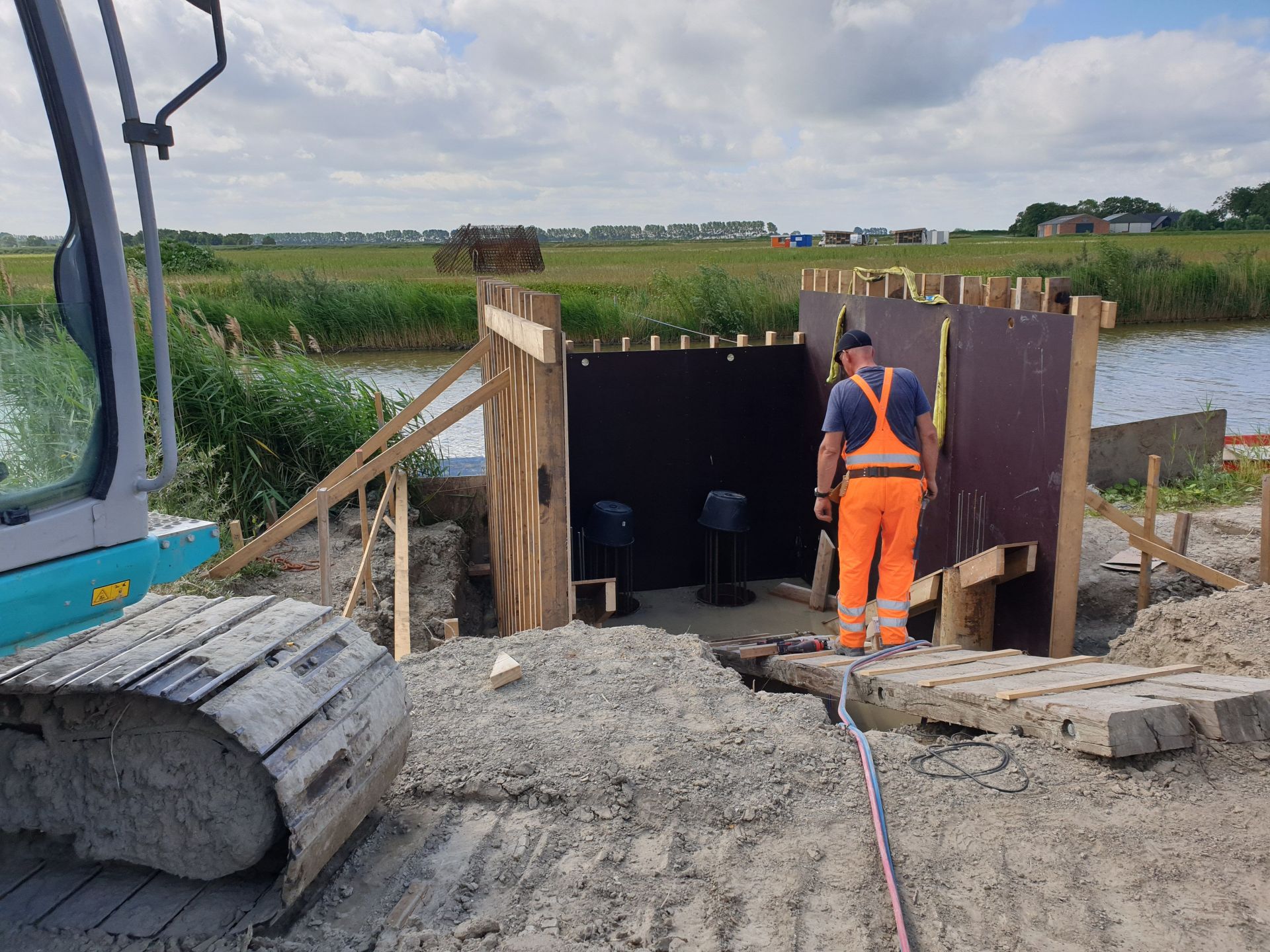 Aanbrengen landhoofden Walendijkbrug