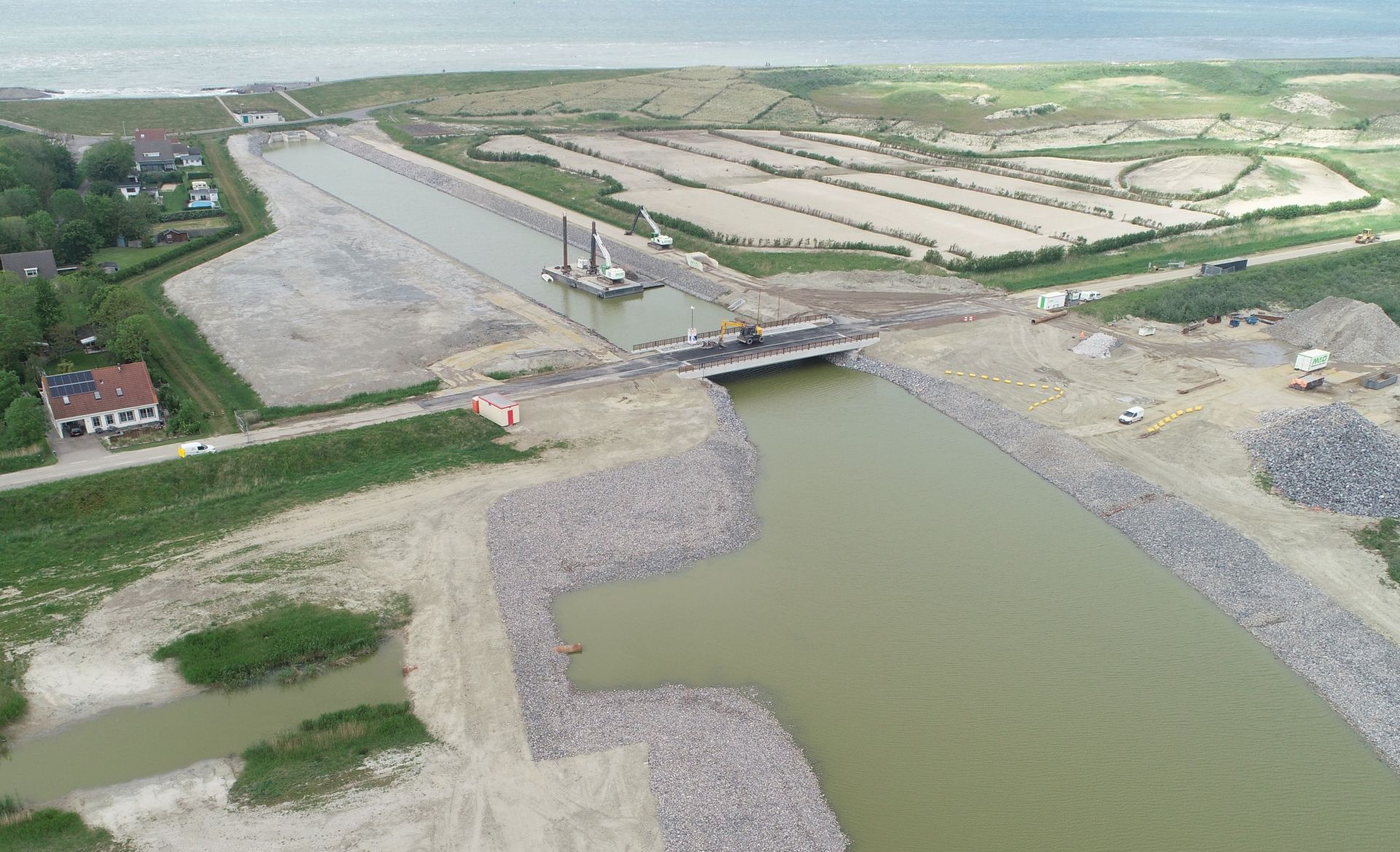 dronefoto MvO verkeersbrug en inlaatkreek
