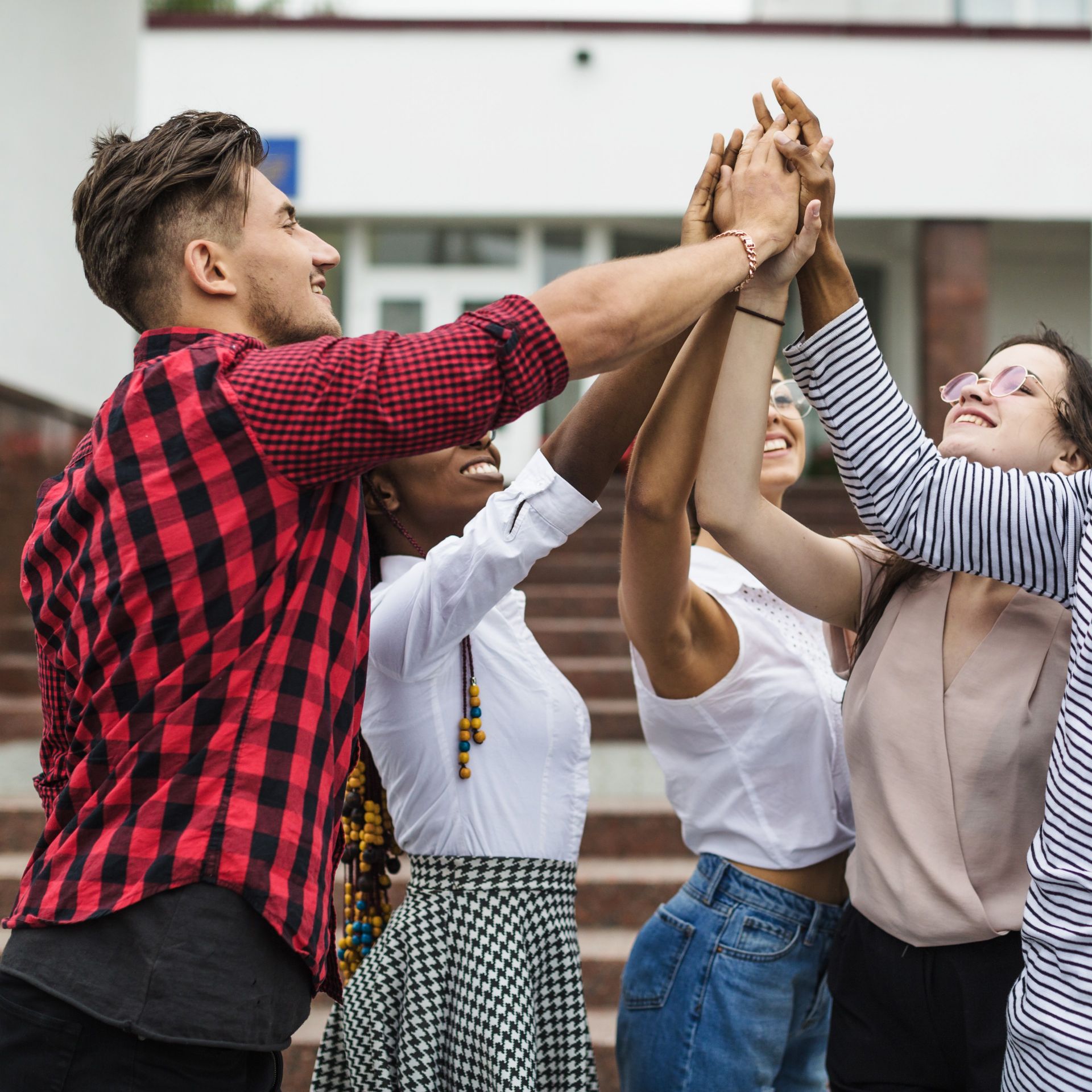 Jeugd die elkaar high five geeft