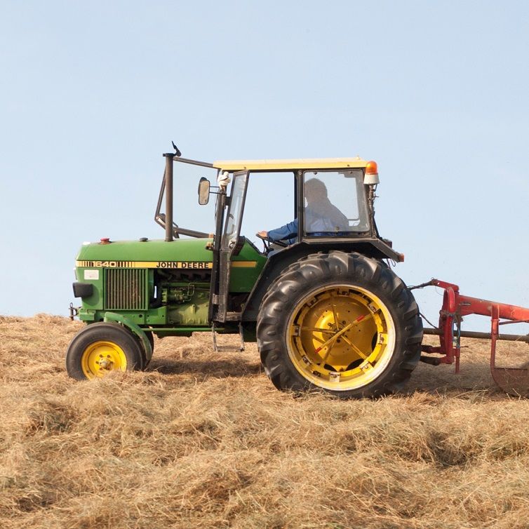 Tractor aan het hooien