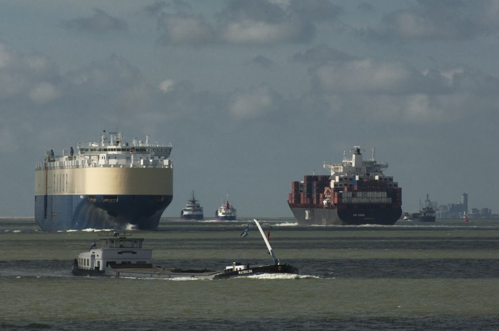 Schepen op Westerschelde tegen Vlissingen. fotografie: ben seelt