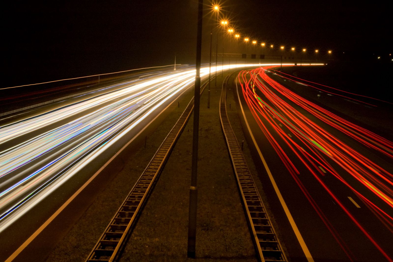 Verkeersweg in de avond